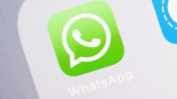 <p>Erst wurden sie verschoben, nun kommen sie doch, allerdings etwas sanfter: WhatsApp ändert trotz heftiger Kritik seine Datenschutz-Bestimmungen.</p>