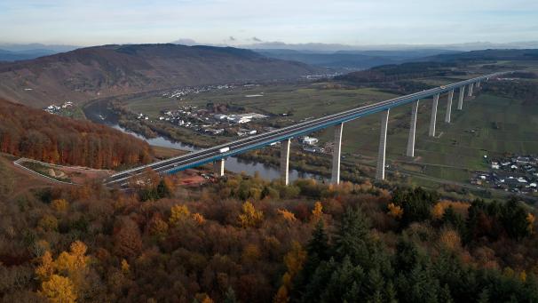 <p>Es wird gezählt, wie viele Fahrzeuge den Hochmoselübergang passieren.</p>