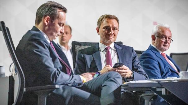 <p>Christian Lindner (Mitte) wurde als FDP-Vorsitzender bestätigt.</p>