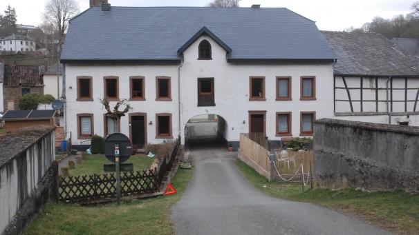 <p>Die Eigentümer des Hauses Peckeneck ziehen ihre Konsequenzen aus dem Rechtsstreit um das Durchfahrtsrecht und wollen Burg-Reuland verlassen.</p>