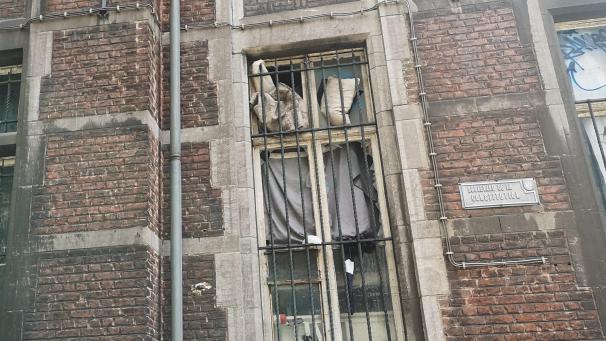 <p>Die belgische Verfassung hat auch schon bessere Zeiten erlebt als derzeitigen, wo Grundrechte zum Spielball der Regierung geworden sind. Genau wie dieses Gebäude am Boulevard de la Constitution in Lüttich.</p>