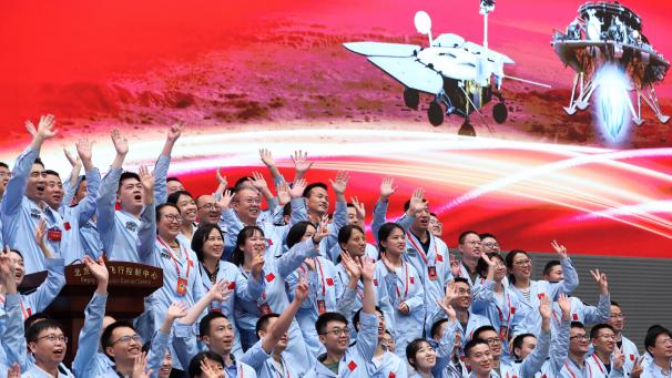 <p>Technisches Personal im Pekinger Raumfahrtkontrollzentrum feiert die erfolgreiche Landung der chinesischen Sonde Tianwen-1 auf dem Mars.</p>