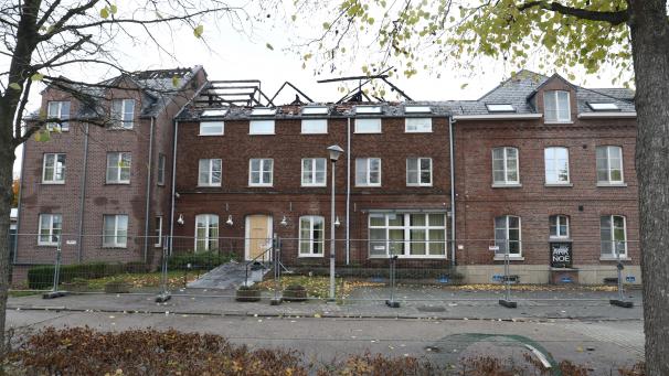 <p>Unbekannte hatten ein Feuer gelegt, sodass das Asylzentrum nicht mehr bewohnbar war.</p>