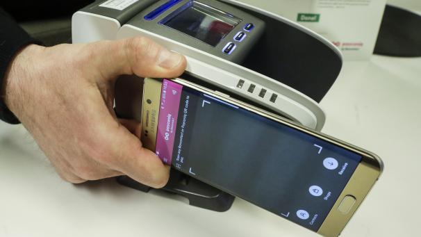 <p>Das Bezahlen mit dem Smartphone im Geschäft wird immer beliebter.</p>