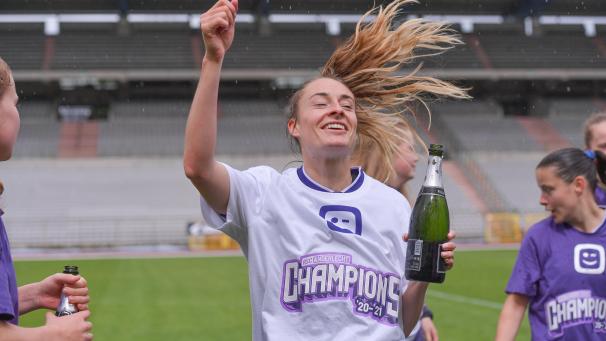 <p>Lassen den Sekt fließen: Tessa Wullaert und ihre Fußball-Kolleginnen.</p>