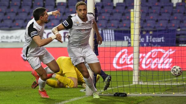 <p>Genks Cyriel Dessers dreht nach seinem Siegtreffer ab.</p>