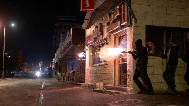 <p>Demonstranten stoßen der israelischen Grenzpolizei in der Westbank-Stadt Bethlehem zusammen.</p>