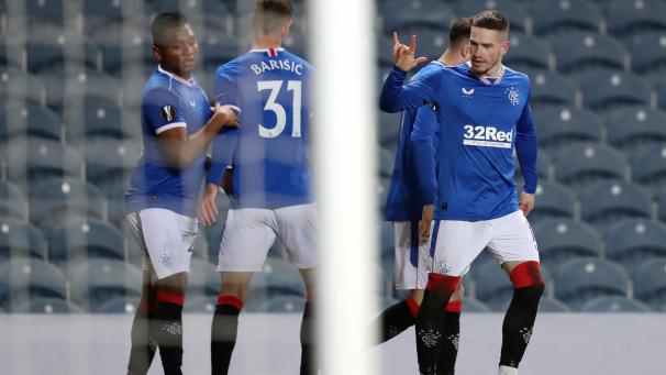 <p>Rangers' Ryan Kent (ganz rechts) lässt sich von seinen Teamkollegen feiern.</p>