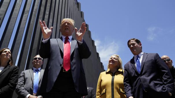 <p>Donald Trump spricht 2020 bei einem Rundgang an einem Abschnitt der Grenzmauer zwischen Mexiko und den USA.</p>