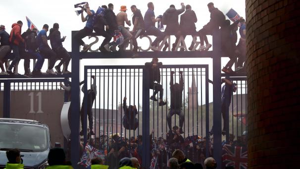 <p>Anhänger der Glasgow Rangers feierten ihr Team – nicht immer regelkonform.</p>