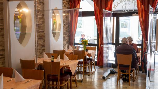 <p>Ein Paar wartet in einem Restaurant luxemburgischen Echternach auf das Essen.</p>