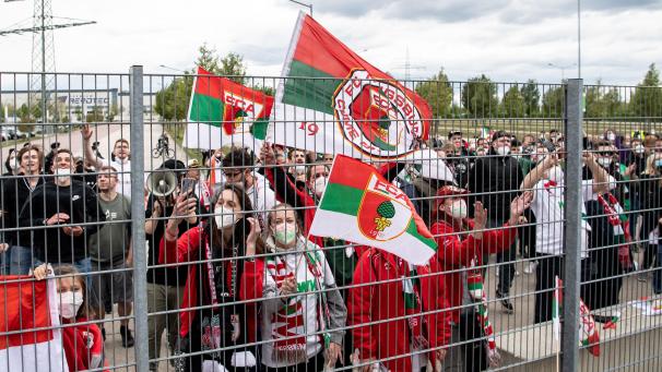 <p>Die Fans vom FC Augsburg feiern nach dem Spiel gegen Bremen ihre Mannschaft.</p>