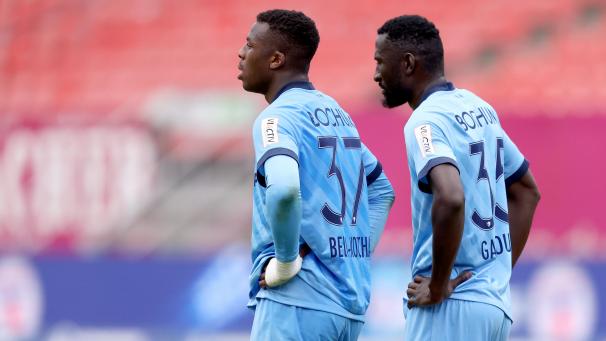 <p>Bochums Abwehrspieler Armel Bella Kotchap (links) und Bochums Stürmer Silvere Ganvoula reagieren nach dem Spiel.</p>