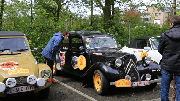 <p>Einfach mal einen neugierigen Blick ins Innere der alten Karossen werfen – das war am Wochenende in Kelmis problemlos möglich.</p>