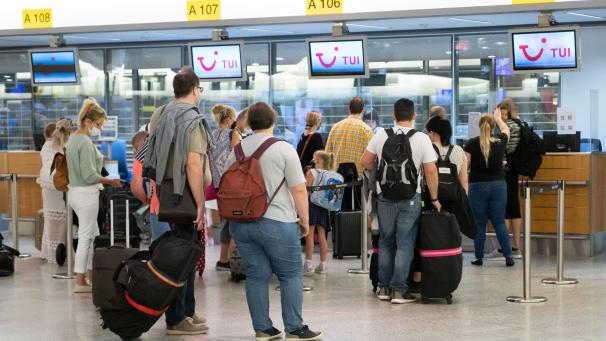 <p>Sich ins Flugzeug setzen und ab in den Urlaub. Davon träumen aktuell viele Belgier und es sieht aktuell so aus, als wenn das nicht nur ein Traum bleiben wird.</p>