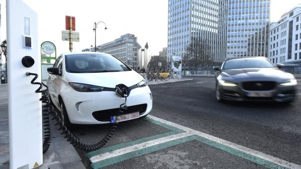 <p>Es gibt noch zu wenige Ladestationen im Land.</p>