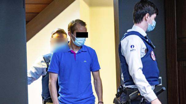 <p>Der Angeklagte Alexandru Caliniuc wird am Montagmorgen in den Gerichtssaal geführt.</p>