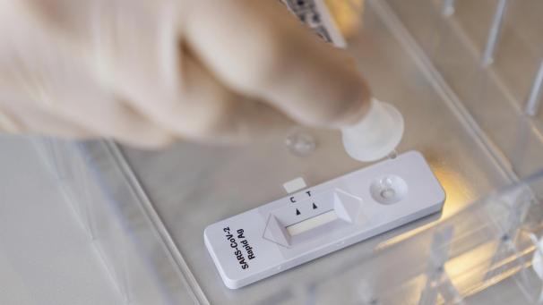 <p>Ein Corona-Schnelltest wird durchgeführt.</p>