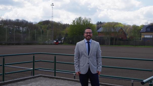 <p>Auf dem B-Platz im Prinz-Philippe-Stadion in Kelmis wurde bereits der alte Belag entfernt. Sobald das Wetter es erlaubt, wird der neue Kunstrasen angebracht. Schöffe Björn Klinkenberg versteht das als eine zukunftsträchtige Investition in gute Jugendarbeit.</p>