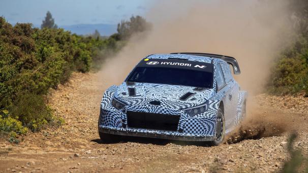 <p>Erlkönig von Thierry Neuvilles nächstjährigem Rallyeauto, hier beim ersten Schottertest in Südfrankreich.</p>