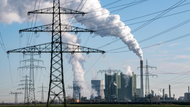 <p>Ein Bericht sieht vor, dass die am wenigsten effizienten Kohlekraftwerke bis 2030 abgeschaltet, und die verbleibenden Kohlekraftwerke, die bis 2040 noch in Betrieb sind, nachgerüstet werden.</p>