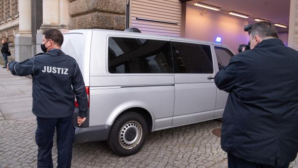 <p>Ein Polizeifahrzeug mit einem verdächtigen Mann im Fall um den Kunstdiebstahl im Grünen Gewölbe fährt in das Justizzentrum.</p>