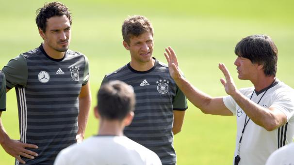 <p>Bundestrainer Joachim Löw gibt beim Training der deutschen Nationalmannschaft Anweisungen an Mats Hummels (ganz links) und Thomas Müller.</p>