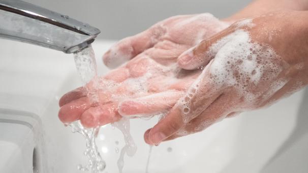 <p>Die Handhygiene ist entscheidend, um die Ausbreitung des Coronavirus zu verlangsamen.</p>