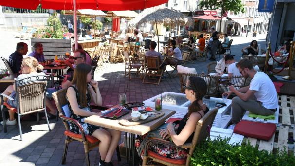 <p>Ohne Motorenlärm auf einer Terrasse im Stadtzentrum sitzen. Das wird von Juni bis August möglich sein.  Archivfoto: Ralf Schaus</p>