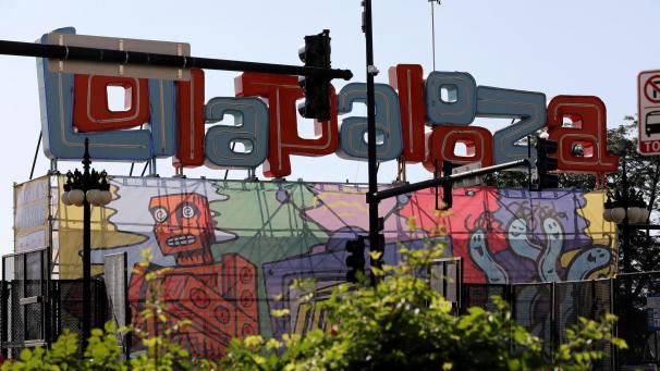 <p>Ein „Lollapalooza“ Schriftzug und Banner auf dem Lollapalooza-Gelände im Grant Park.</p>