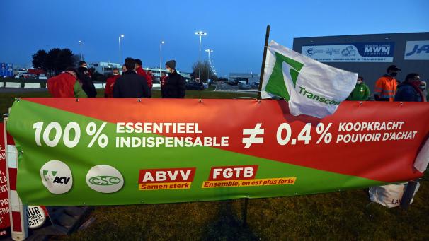 <p>FGTB und CSC protestierten am 29. März gegen die Lohnnorm von 0,4 Prozent.</p>