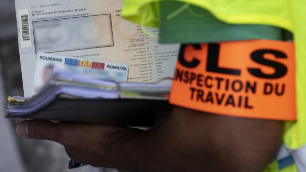 <p>Arbeitsinspekteure kontrollieren eine Baustelle.</p>