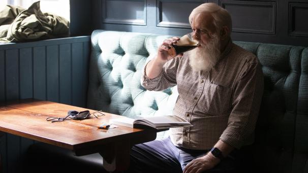 <p>Ein Mann genießt einen Gerstensaft in der „Scotsman Lounge“ in Schottland.</p>