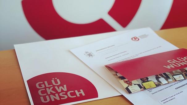 <p>Für den Abschlussjahrgang 2020 konnte wegen Corona keine Abschlussfeier organisiert werden. Die Absolventen erheilten persönliche Karten und Benachrichtungen.</p>