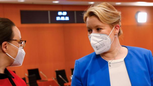 <p>Franziska Giffey (rechts) nimmt am Mittwoch an der wöchentlichen Kabinettssitzung im Kanzleramt teil. Sie hat Bundeskanzlerin Merkel um ihre Entlassung gebeten. Nach den Diskussionen um die Aberkennung ihres Doktortitels tritt sie zurück.</p>