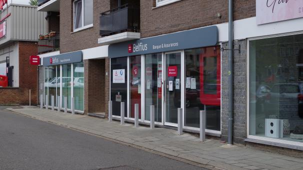 <p>Die Belfius-Bank hat vor, ihre Filiale in Kelmis am Kirchplatz zu schließen. Die Gemeindemandatare aller Fraktionen im Kelmiser Rat machten deutlich, dass sie das nicht gutheißen.</p>