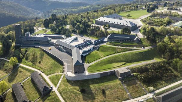 <p>Der Hang der Erinnerungsstätte in Vogelsang</p>