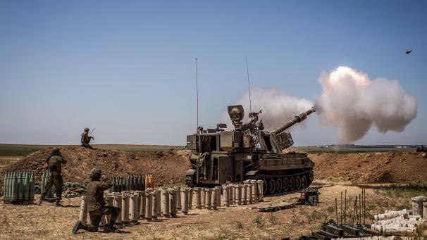 <p>Eine israelische Artillerie feuert in Richtung des Gazastreifens.</p>