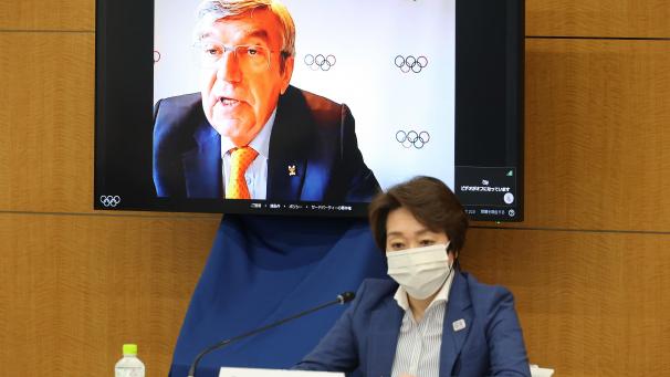 <p>IOC-Präsident Thomas Bach nahm per Videoschalte an der Besprechung teil, vorne OK-Chefin Seiko Hashimoto.</p>