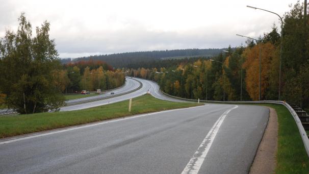 <p>Das Projekt, im Wolfsbusch entlang der Autobahn E 42 (Verviers-Prüm) einen Windpark zu errichten, nimmt langsam Fahrt auf.</p>