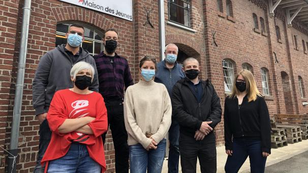 <p>Stehen in den Startlöchern: (v. hinten l. nach r.) die Jugendarbeiter Karim Kniepen, Luca Johnen (Inside), Werner Kalff (Inside), Marie-Claire Hellmann (X-Dream), Céline Rompen, die ehrenamtliche Fahrbegleiterin Sonja Maassen (1.v.r.) sowie Mourad Beterbiev (2.v.r.), der sich um den Unterhalt und die Koordination des Fahrzeuges kümmern wird.</p>