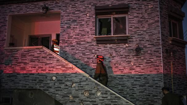 <p>Israelische Sicherheitskräfte inspizieren ein Haus, das von einer aus dem Gazastreifen abgefeuerten Rakete direkt getroffen wurde.</p>