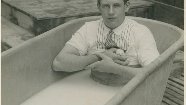 <p>Mit Schlips und Kragen in die Bütt für den Werbefotografen.</p>