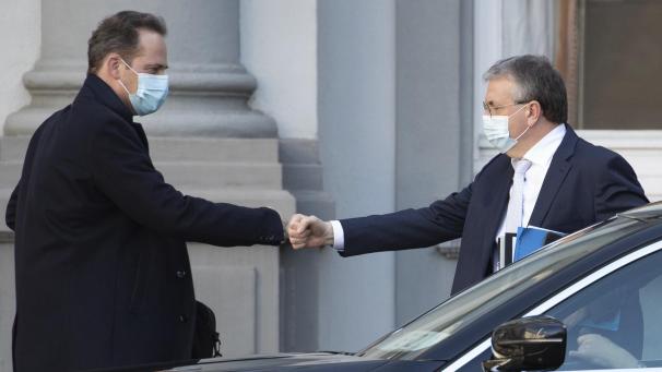 <p>DG-Ministerpräsident Oliver Paasch (l.) und sein Amtskollege aus der Französischen Gemeinschaft, Pierre-Yves Jeholet (MR), begrüßen sich vor einer Sitzung des Konzertierungsausschusses Ende Februar. Beide Teilstaaten vertiefen jetzt ihre Kooperation.</p>