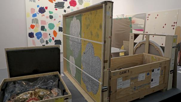 <p>Kunstwerke in Transportkisten stehen im März 2020 auf der Kunstmesse Tefaf an einem Stand. Die Kunstmesse findet in diesem Jahr wegen Corona nur digital statt.</p>