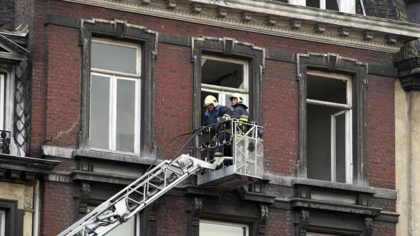 <p>Bergungsarbeiten in der Lütticher rue Léopold nach der Explosion</p>