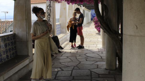 <p>Junge Menschen spazieren durch die Innenstadt von Lissabon.</p>