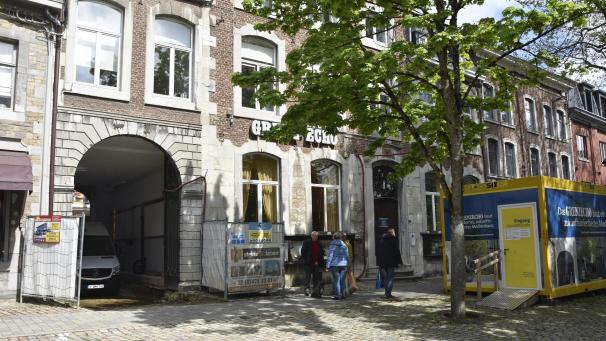 <p>Blick auf das Verlagsgebäude des GrenzEcho am Eupener Marktplatz, wo zurzeit umfangreiche Bauarbeiten stattfinden.</p>