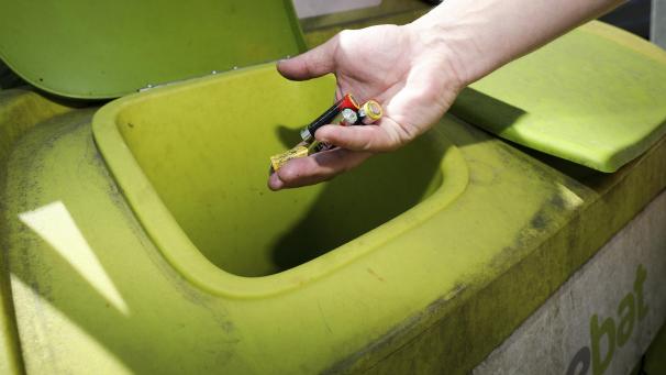 <p>Bei Bebat kann man die Batterien abgeben.</p>