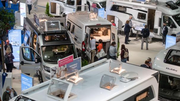 <p>Wohnmobile des Herstellers „Hobby“ stehen in einer Halle des Caravan Salon 2020.</p>